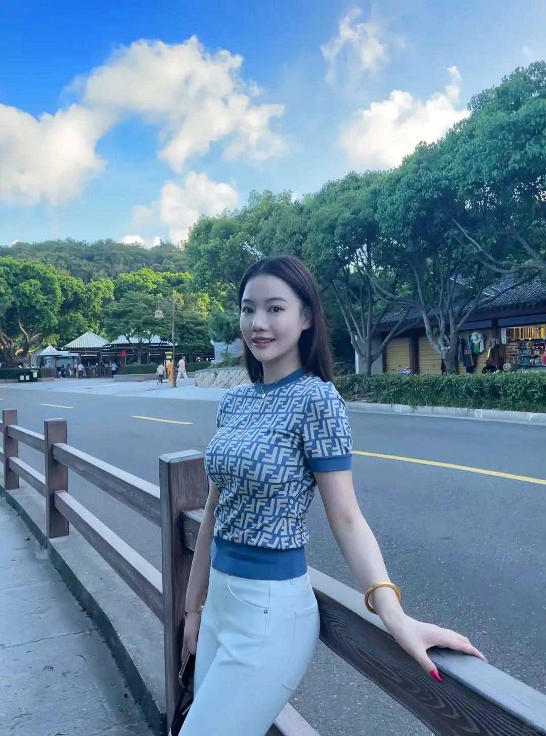 阳光明媚的一天，打卡网红景点，打卡拍照打卡！🌞📸💃