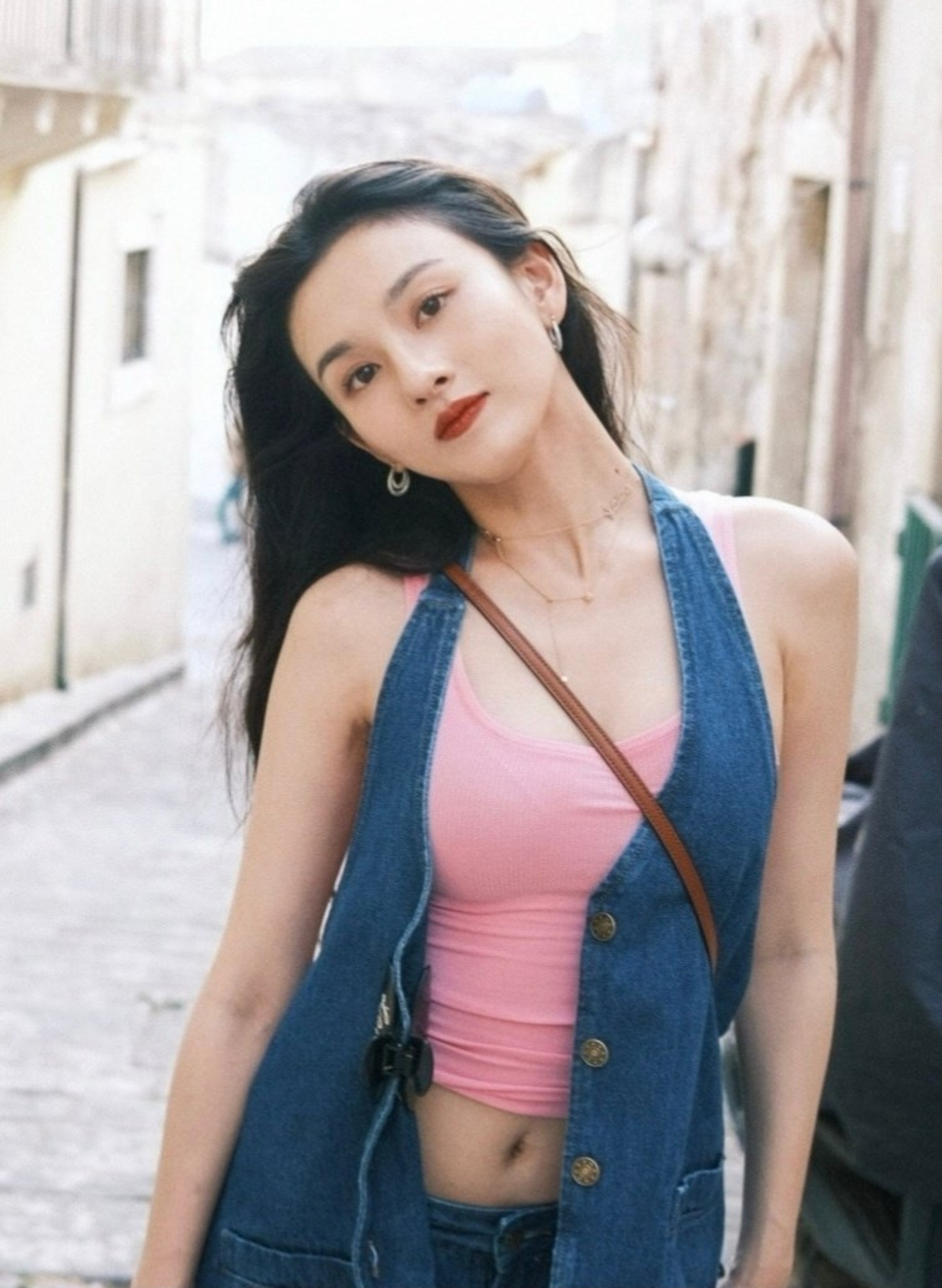 宋祖儿真的熬出来了，之前税务问题闹到这么大。后边又弄出了一个和白人男性亲密合影的