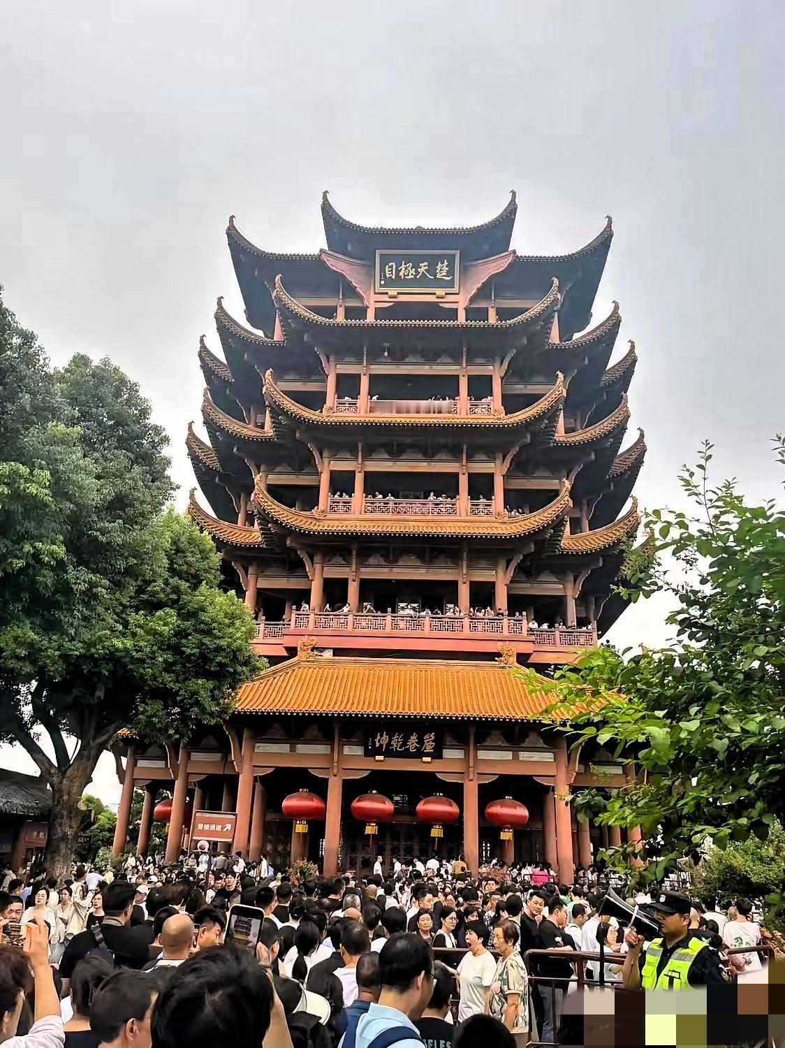 花500登黄鹤楼只上一层！国庆跟风出游，我算把“人挤人”玩明白了谁懂啊！一