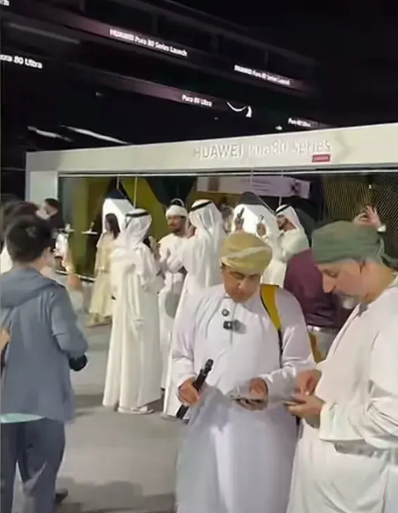 华为在迪拜火了发布会现场华为手机，也是让中东“土豪”感受到了什么是科技，什么是