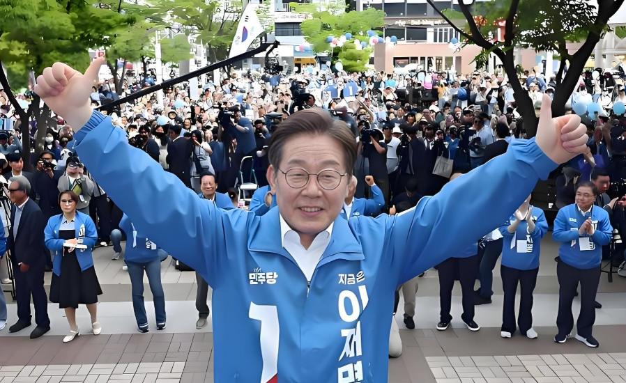 8月4日，李在明干了一件足以改变韩国命运的事，他把存在72年的检察厅给废了！李在