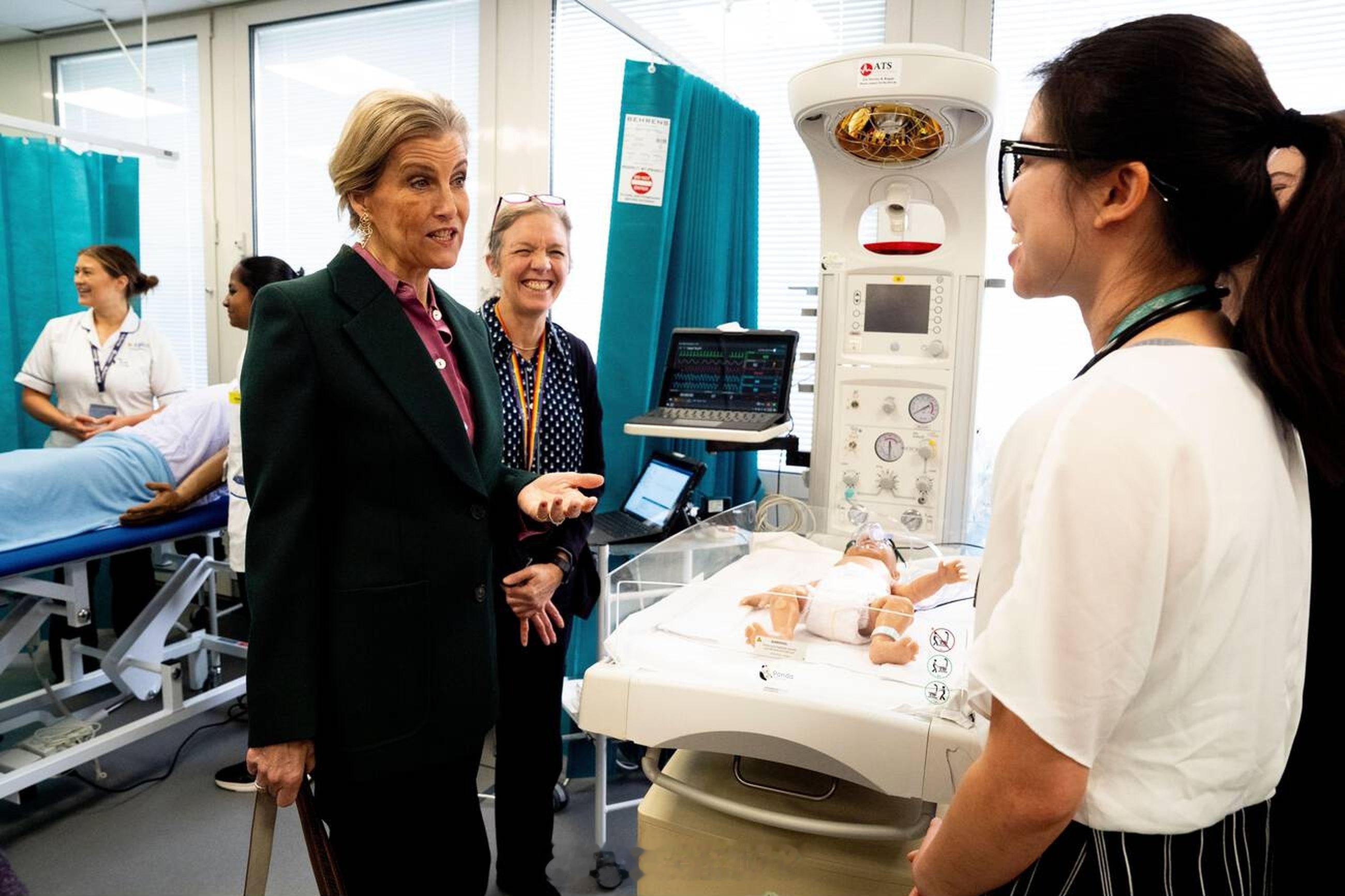 英国王室【补图】2026年1月28日，爱丁堡公爵夫人苏菲在吉尔福德访问萨里大学