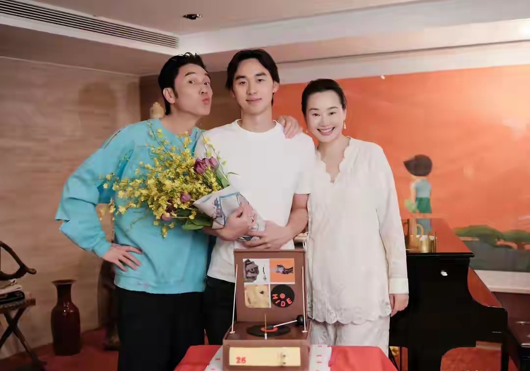 林依轮为26岁儿子林子濠庆生，55岁了比儿子还年轻，老母亲也露面！​​​