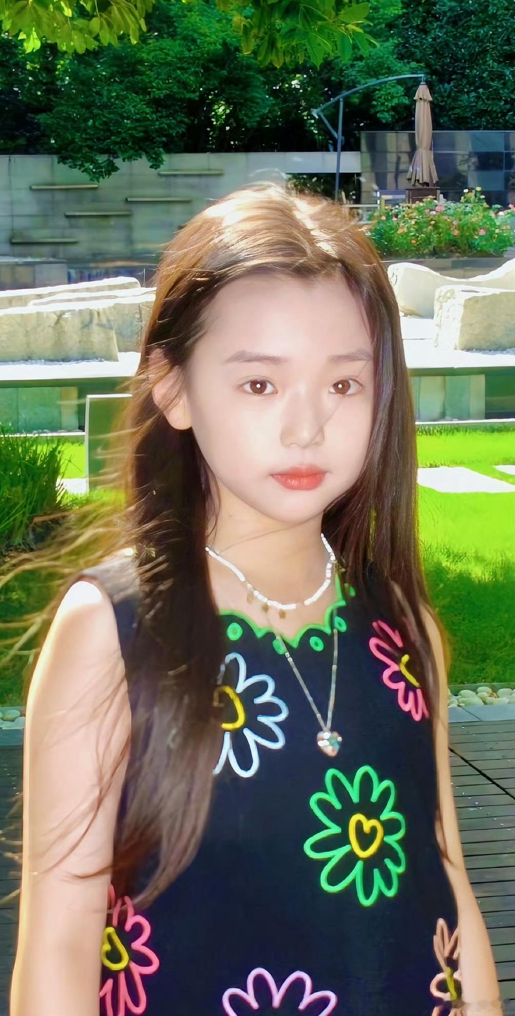 董璇一家最有事业心的竟然是这位从小美到大的女儿，小酒窝是真的小时候可爱得要命，长