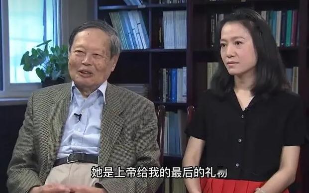 2024年，102岁的杨振宁正在睡觉，突然叫了一声翁帆，翁帆听到后，赶紧来到杨振