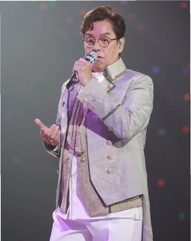 我能接受谭咏麟76岁了，也可以接受他这年纪还开演唱会，但是我真的想不到，他在演唱会上居然随意点了个嘉