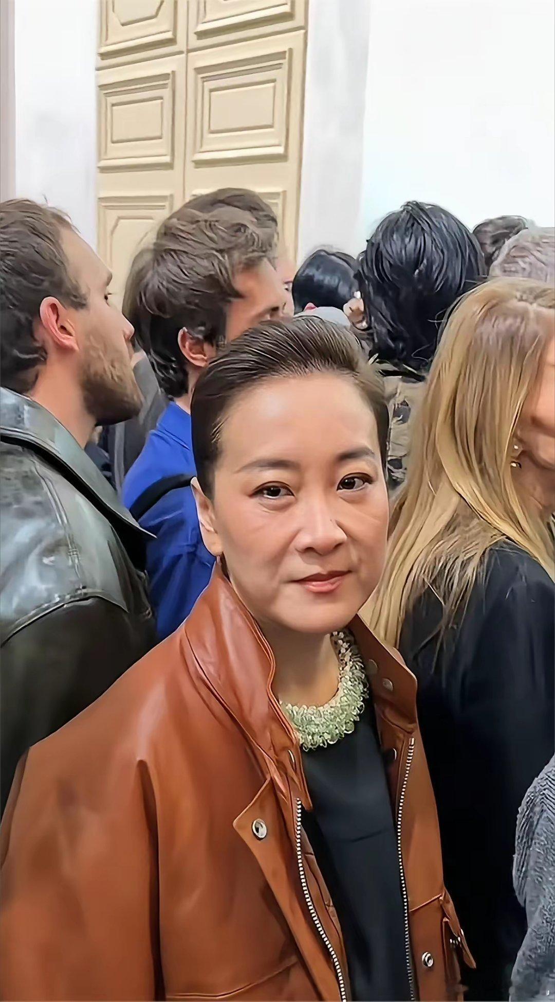 谁都没想到，今天饭局上一位跟踪娱乐新闻多年的老记者摇头说：“贾玲现在，真的变了。