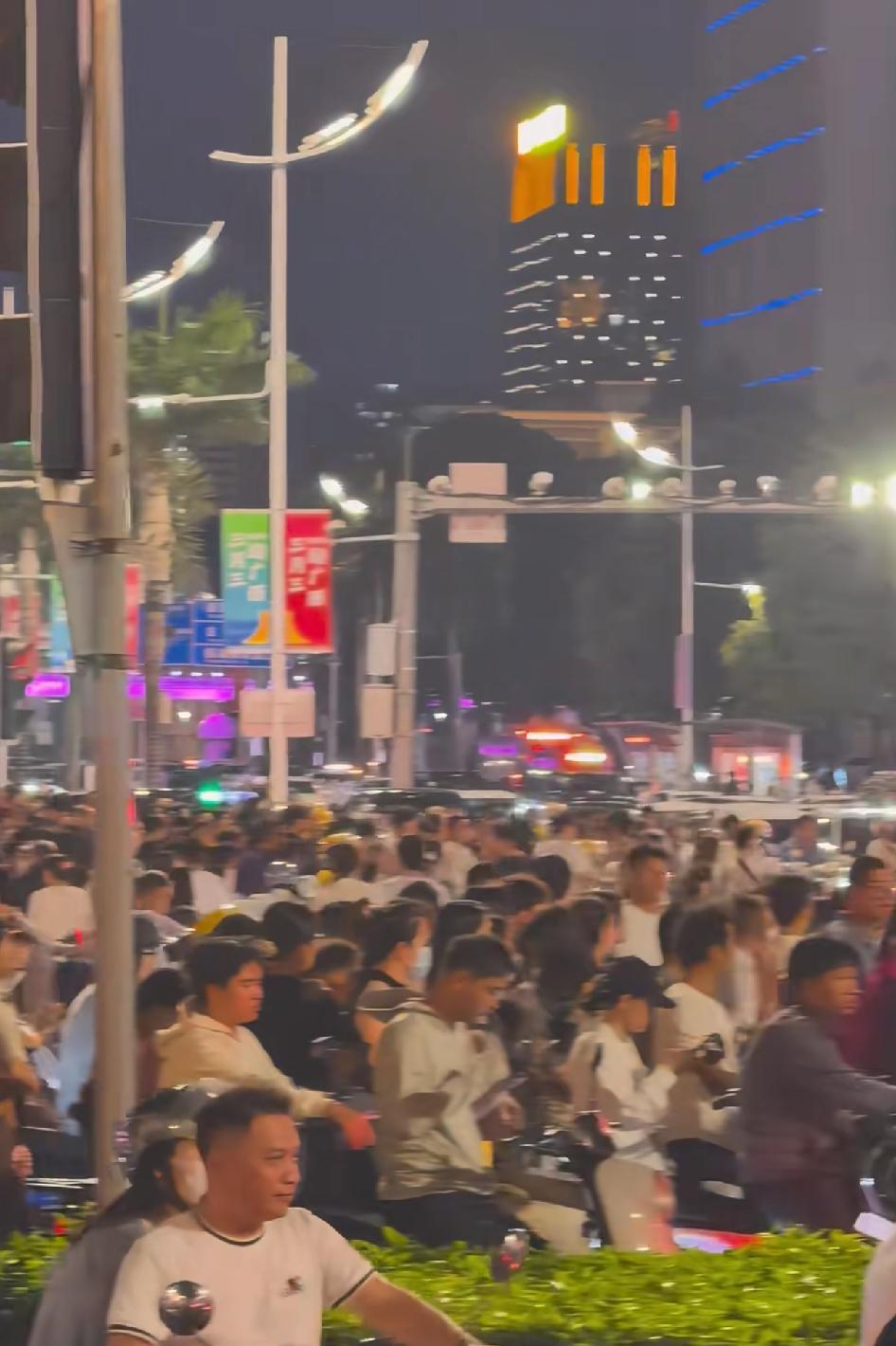 南宁五一第一天也太多人了吧，感觉像有一亿人似的！今年游客明显比去年多好几倍，朝阳