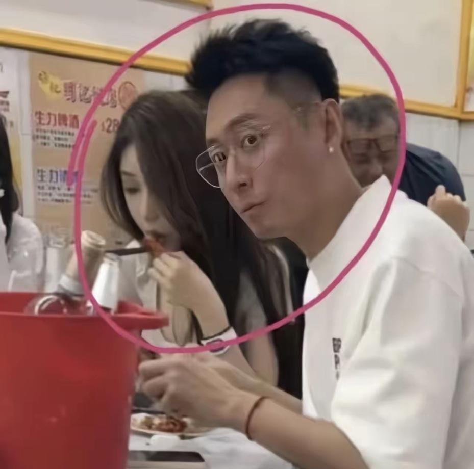 买超扶着怀孕的邵晴走出产检室时，大概忘了自己六年前对着镜头发过的毒誓。那句“出