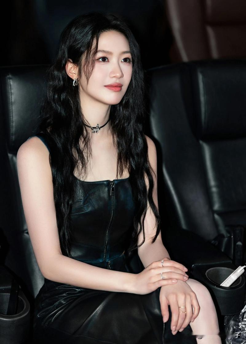 向涵之也是够倒霉的，偏偏被拍到和周奇一起回家！1月4日，知名娱记晒出一段视频，