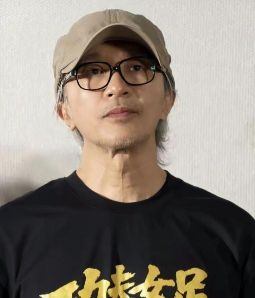 主持人问田启文:“香港娱乐圈里，你最佩服的人是谁？”田启文说:“我真心真心最佩服
