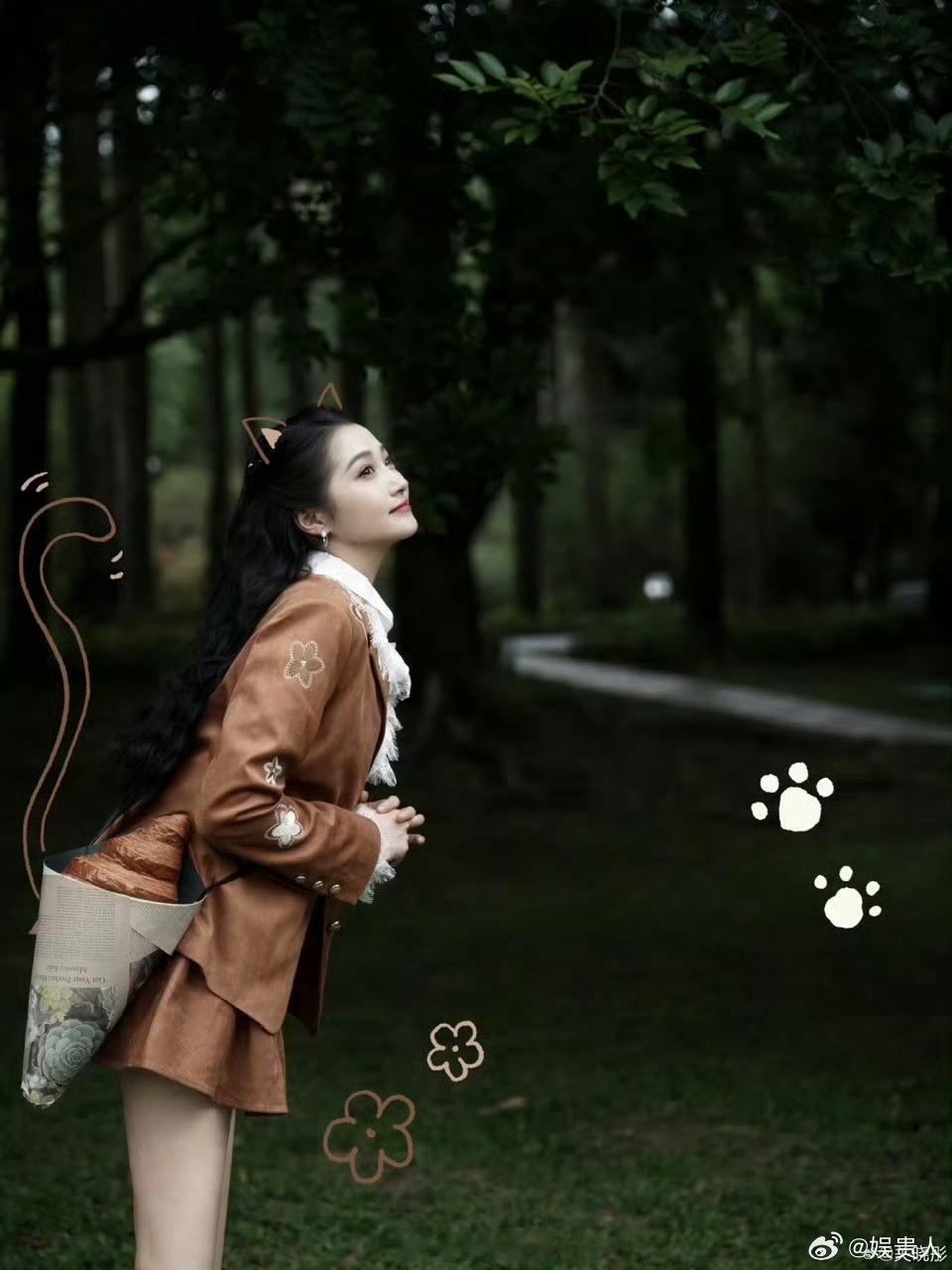关晓彤棕色皮裙套装关晓彤棕色小猫塑关晓彤棕色皮裙套装还有猫咪耳朵和尾巴，完全是