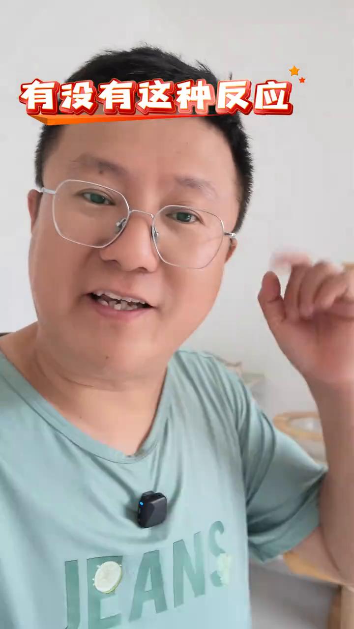 网上都说拿根黄瓜放在猫的后边，悄悄的猫忽然间看到了会把它吓一跳，那就看看我家的猫