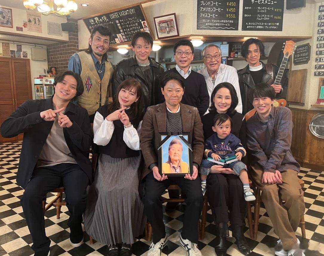 SP要出来了啊。问题是这张遗照，其实就是第二排穿黄马甲的选手啊。他还笑得挺欢。河