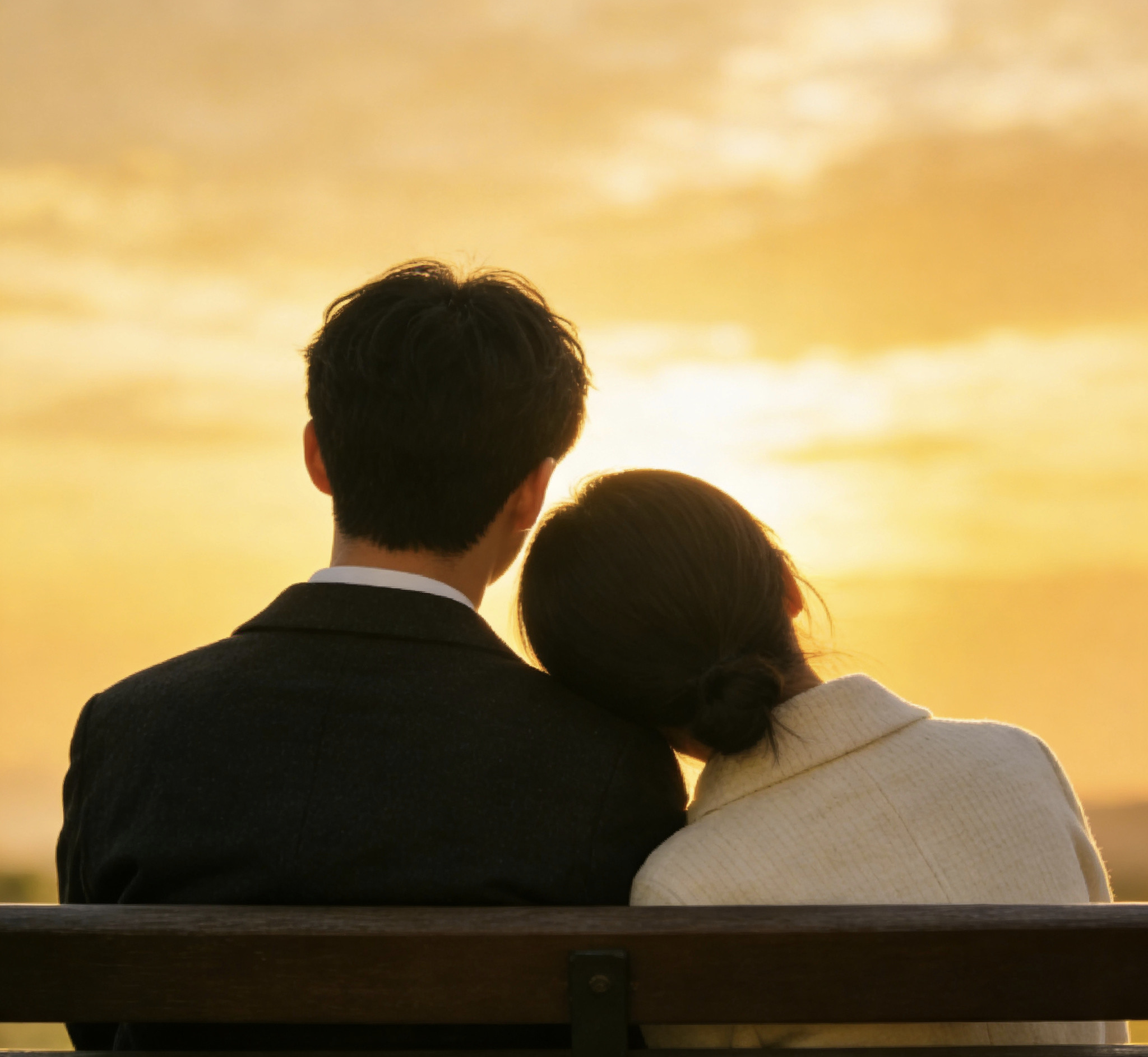 有些事，非得谈过几次恋爱，撞过几次南墙才真正明白：别再指责对方权衡利弊了，我们都