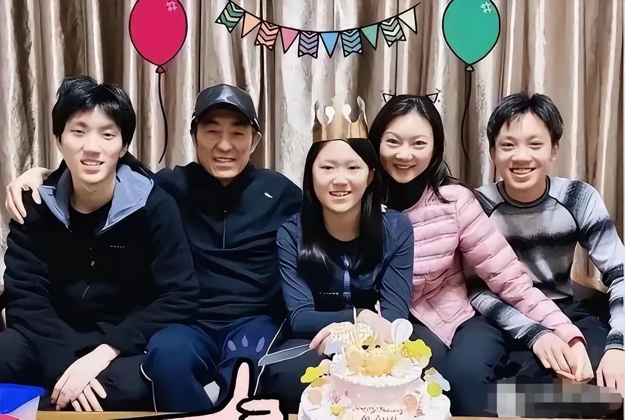 张艺谋给天下男女上了生动一课！女人可以嫁大31岁的男人，男人也能为超生交749