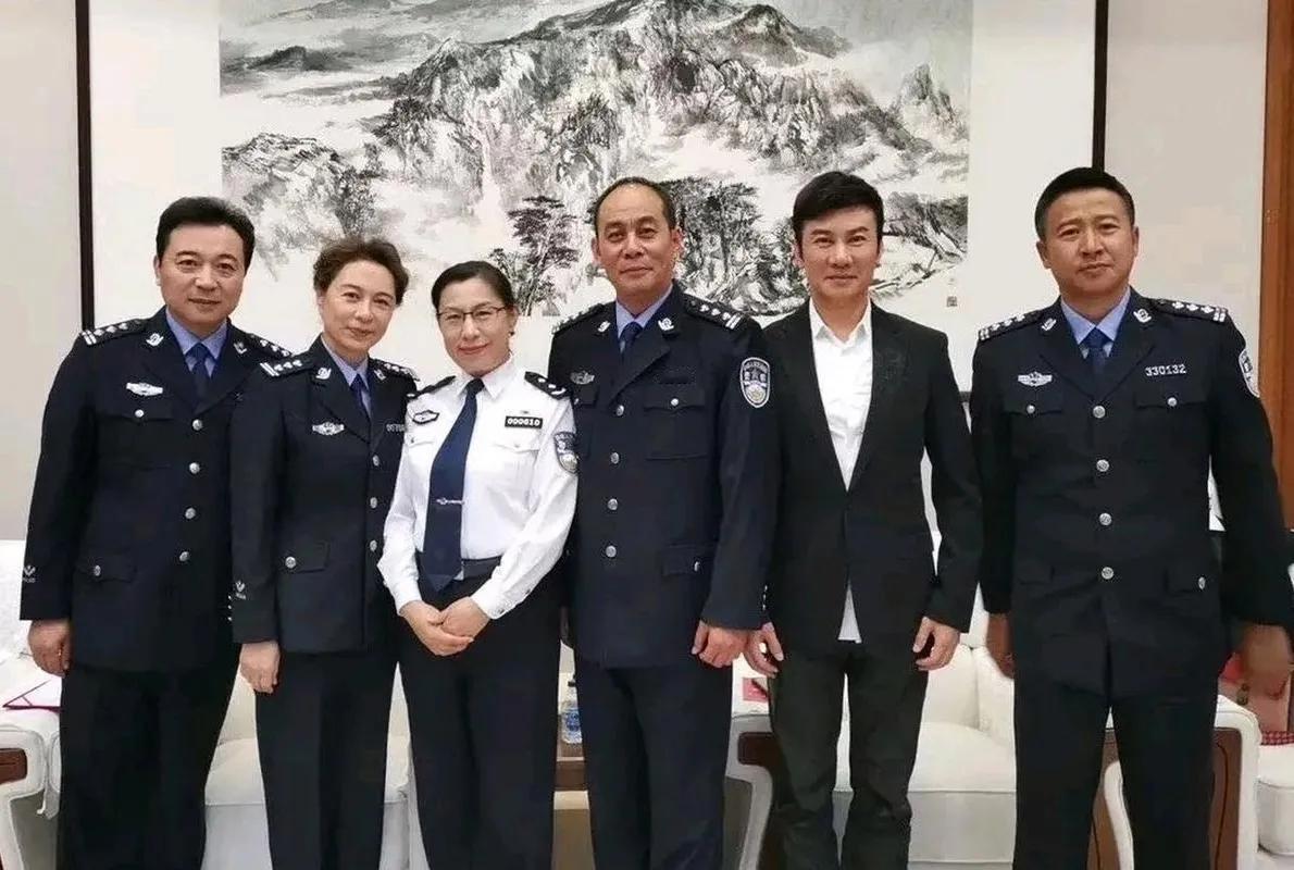 这里头，我就认出了二张，一个是瘦高个很精神的张光北，另外是张国强，饰演的高连长，