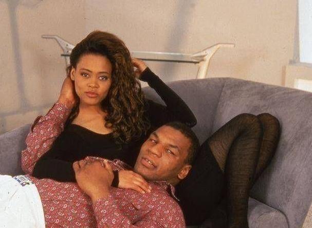 1988年，拳王泰森花了3000万美元娶罗宾为妻，没想到，有一天泰森回到家时，