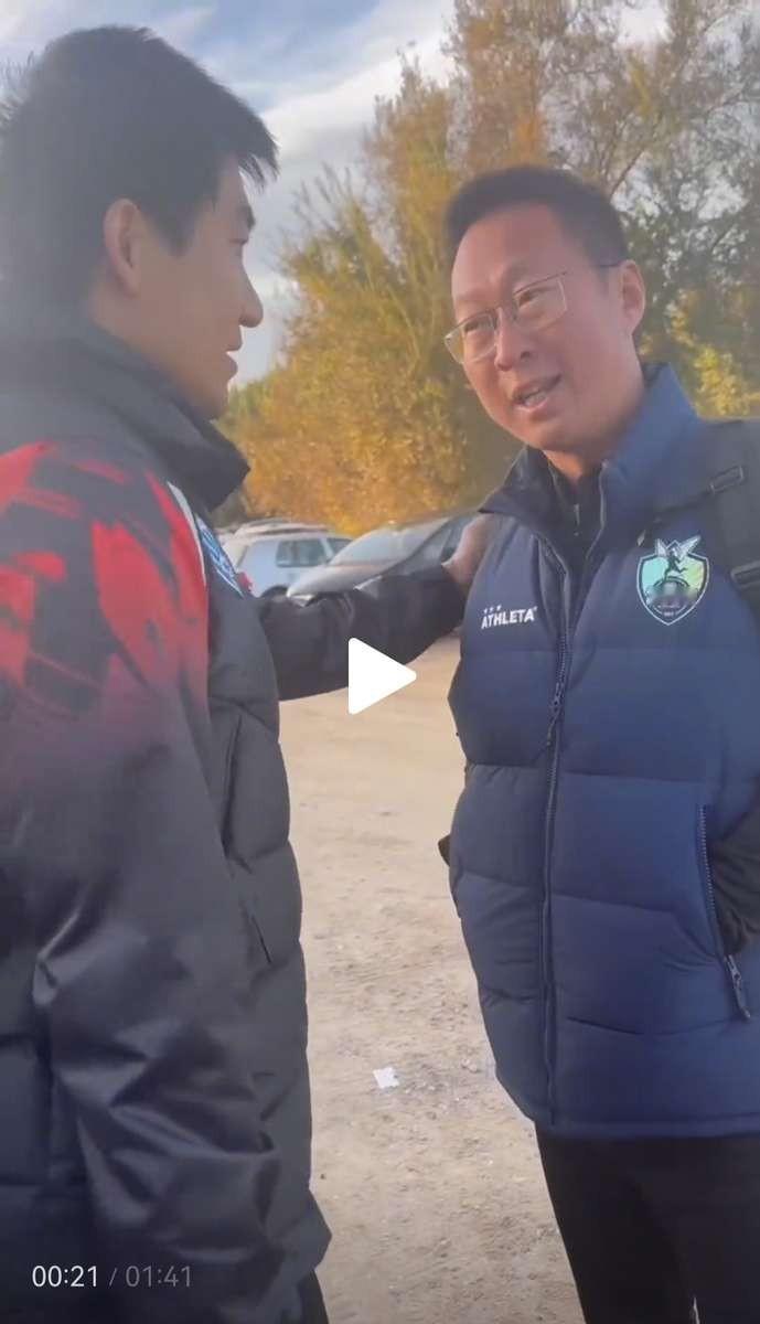 王晓龙当场喊话，谁拿出直播授权，立马转一百万。西班牙青训比赛，俩中国人在网上吵