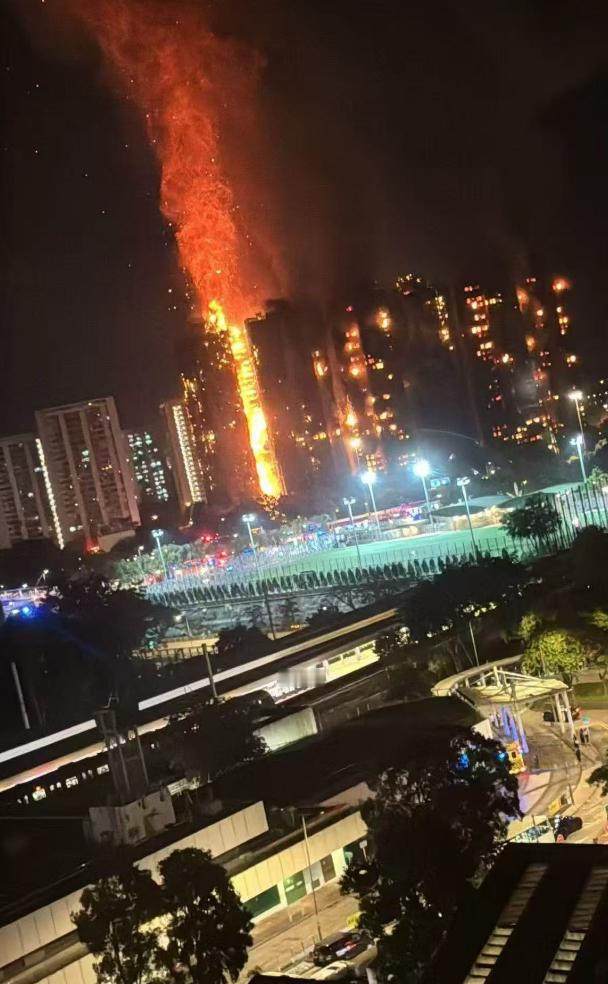 入夜后，看起来更严重了香港火灾