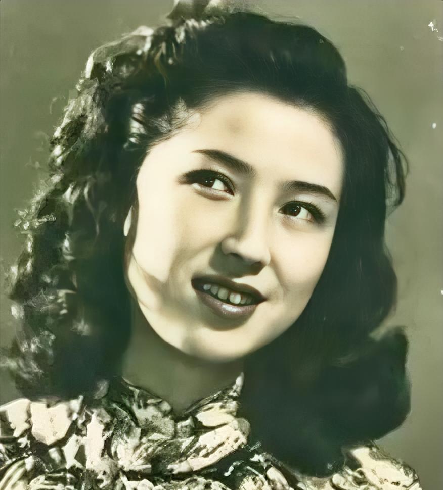 1965年，杜月笙的四姨太姚玉兰外出打牌，打到一半突然浑身燥热、坐立难安，心底涌