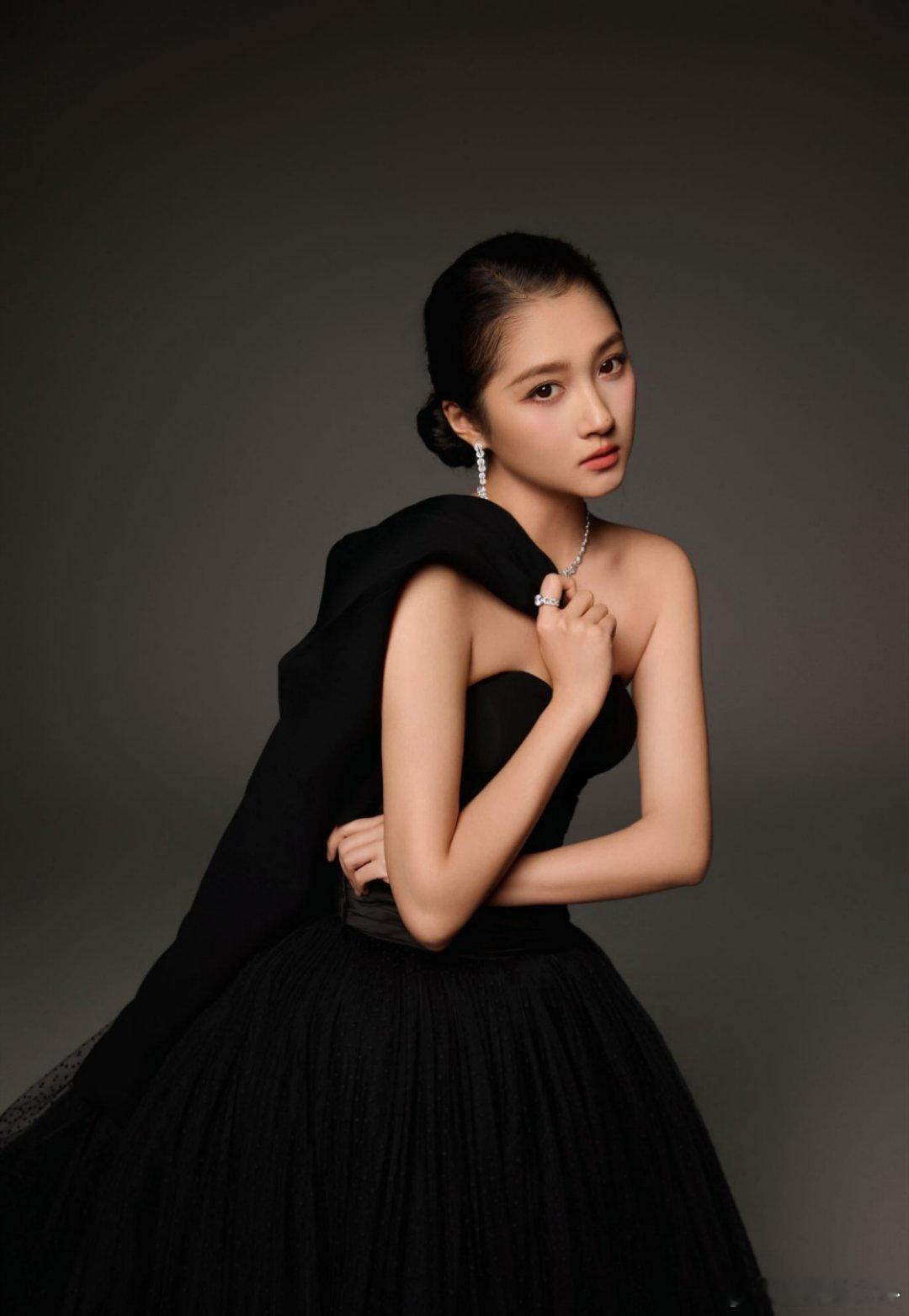 关晓彤allblack拽成啥了32周年时尚局被她杀疯了！复古女爵风allbla