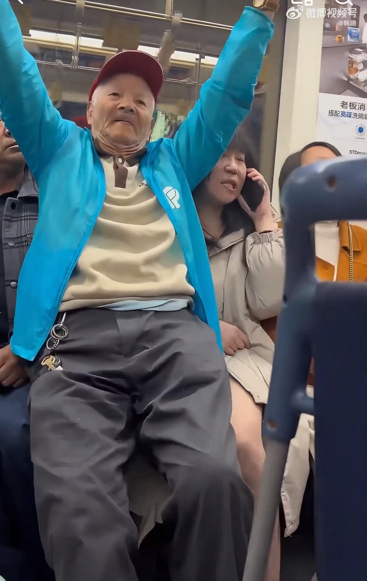 这个蓝衣老登地铁上就往女孩大腿上蹭，旁边的人把爱心座让给他还不干。上海地铁9号线