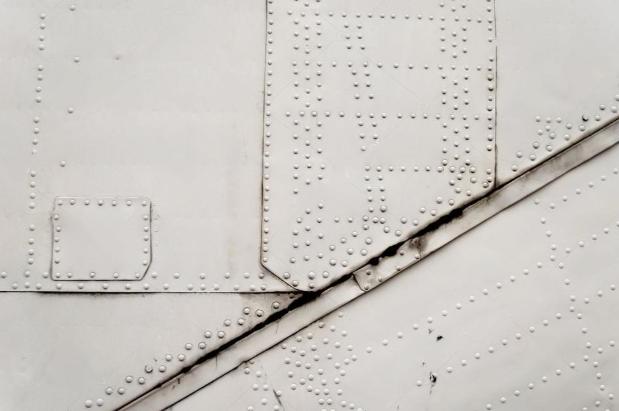 飞机为什么要用铆钉，而不是焊接？这么说吧，用焊接造飞机相当于拿502胶水粘航天飞