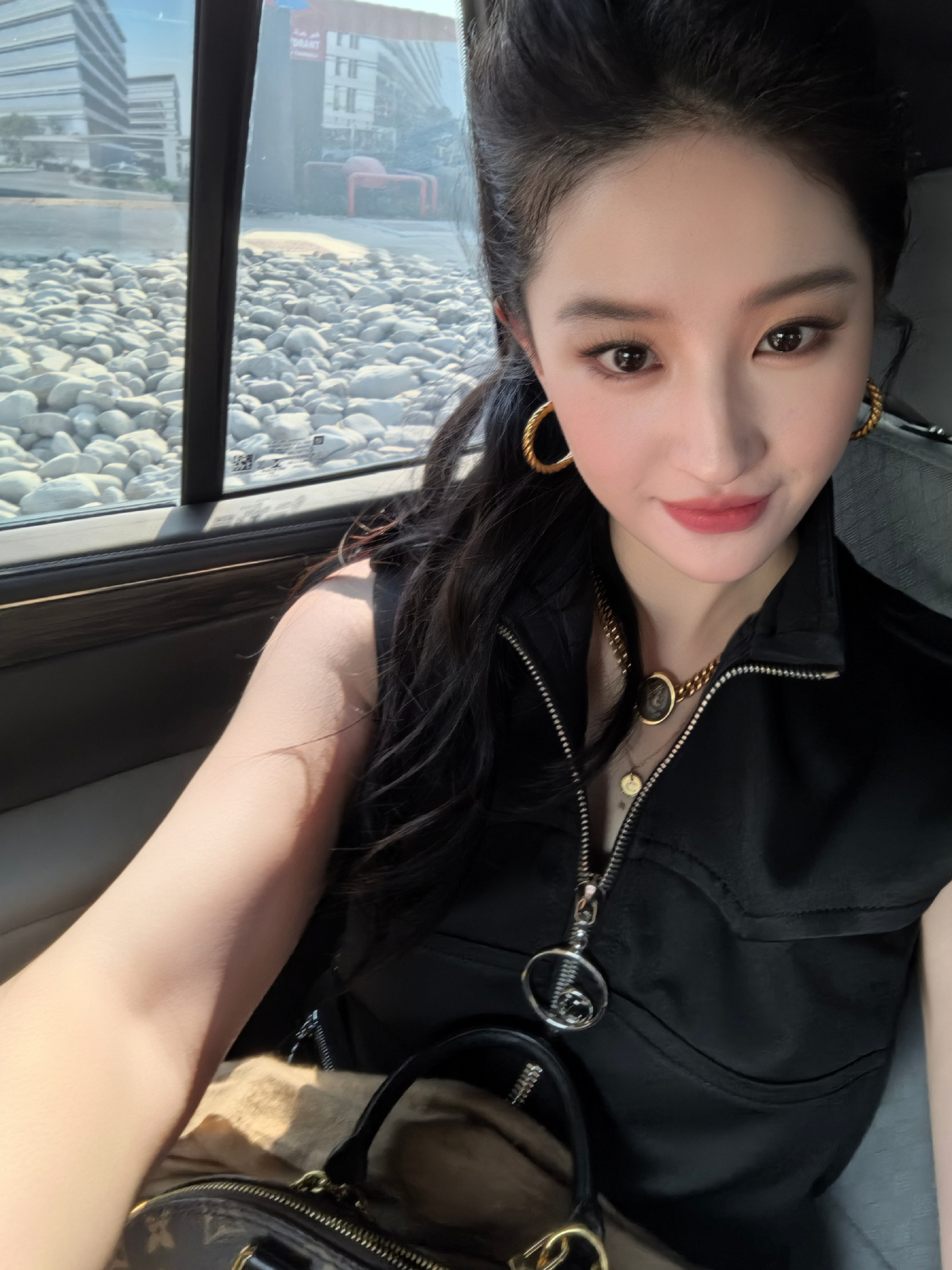 刘亦菲阿布扎比观赛F17日，现身观看F1阿布扎比大奖赛，高马尾+黑色连衣裙，完