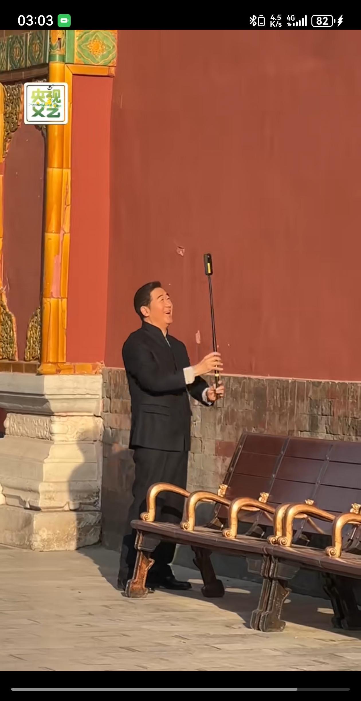张国立上热搜了。网友评价：也算是弥补了乾隆，康熙，雍正，纪晓岚没玩过全景相机的空
