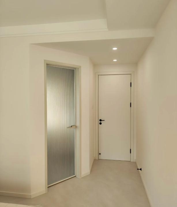 “别买主卧带卫生间的房子！”闺蜜当初买房，这话我劝了她八百遍，她不听，说这是豪宅