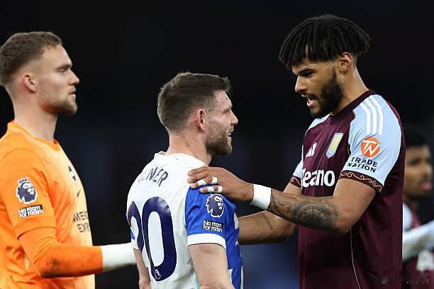 阿斯顿维拉1比0布莱顿打进唯一进球的明斯，向对手布莱顿的老将米尔纳致敬。米尔纳