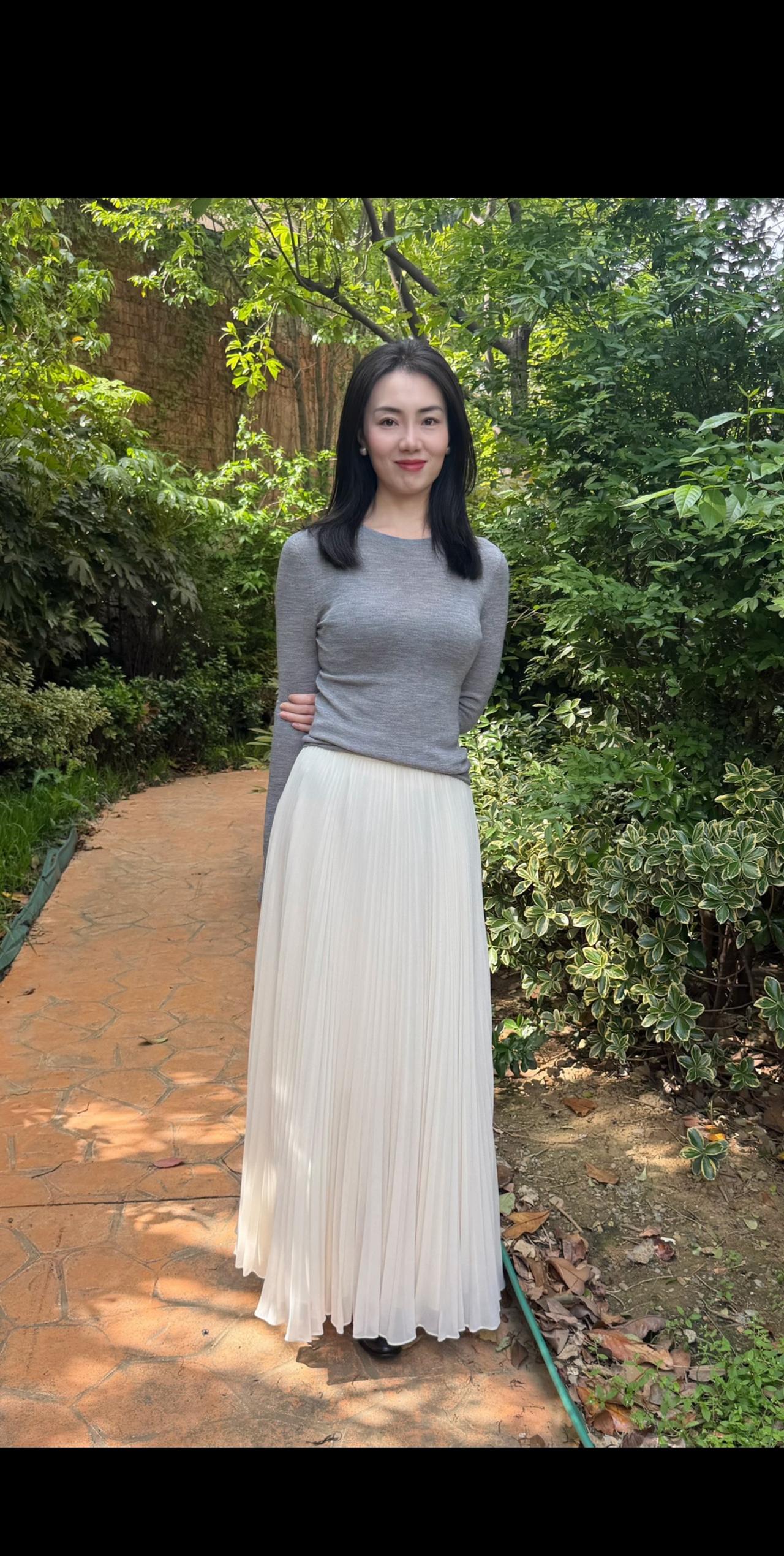 针织衫与白裙搭配白色百褶长裙