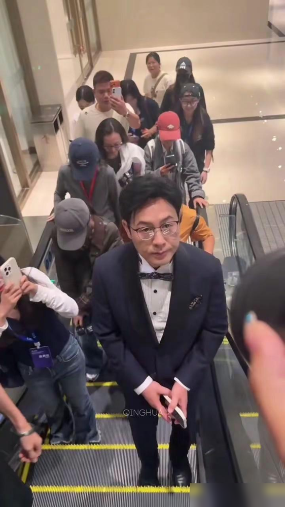 张颂文被网友偶遇，他先开口了：你们站外面干嘛，等我呢？得知粉丝确实在等他，他又招手让人往自己这边走。