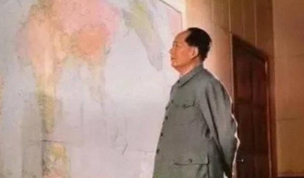 1969年7月，毛主席问高碧岑：“中国北临苏联，南临印度，东临日本。如果他们联合