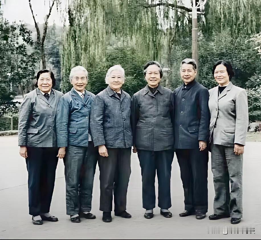1984年垂柳成荫，拍下了曾志与五位长征女战士的珍贵合影。一身素简衣着，洗
