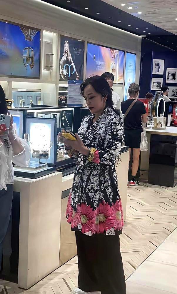 75岁的刘晓庆，又上热搜了。这次是在戛纳街头，还是因为穿搭。粉色鲨鱼裤、