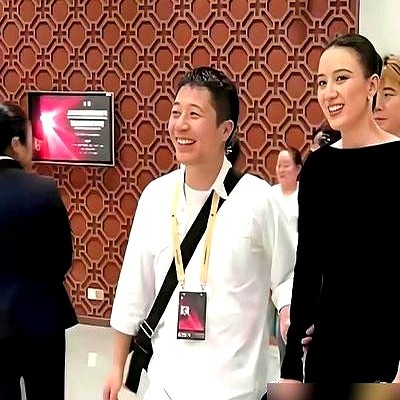 宋佳拿金鹰视后那晚，台下明星都在鼓掌，她老公王伟却在家里带孩子写作业、在家长群给老师回消息。别的女星