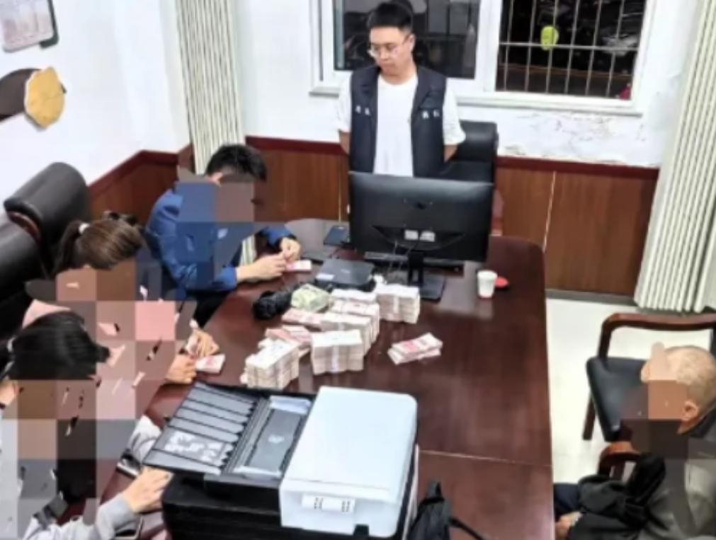 “心不痛吗？”2025年重庆，三兄妹竟然把抚养他们长大的残疾爷爷，告上了法庭！原