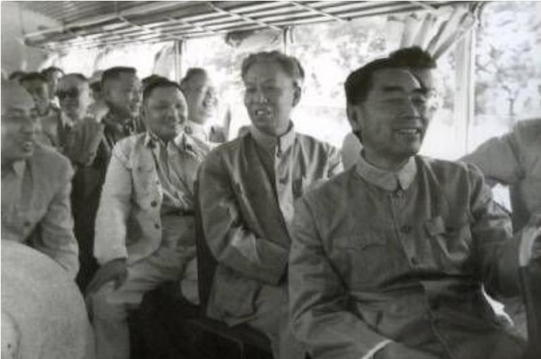 毛主席、周总理、朱老总、少奇同志、小平同志等人乘坐公共汽车向十三陵水库进发。到水