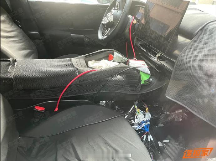 极氪8X的谍照，外观看着与极氪9X没多大区别，但内饰风格大变！中央扶手前方类似C