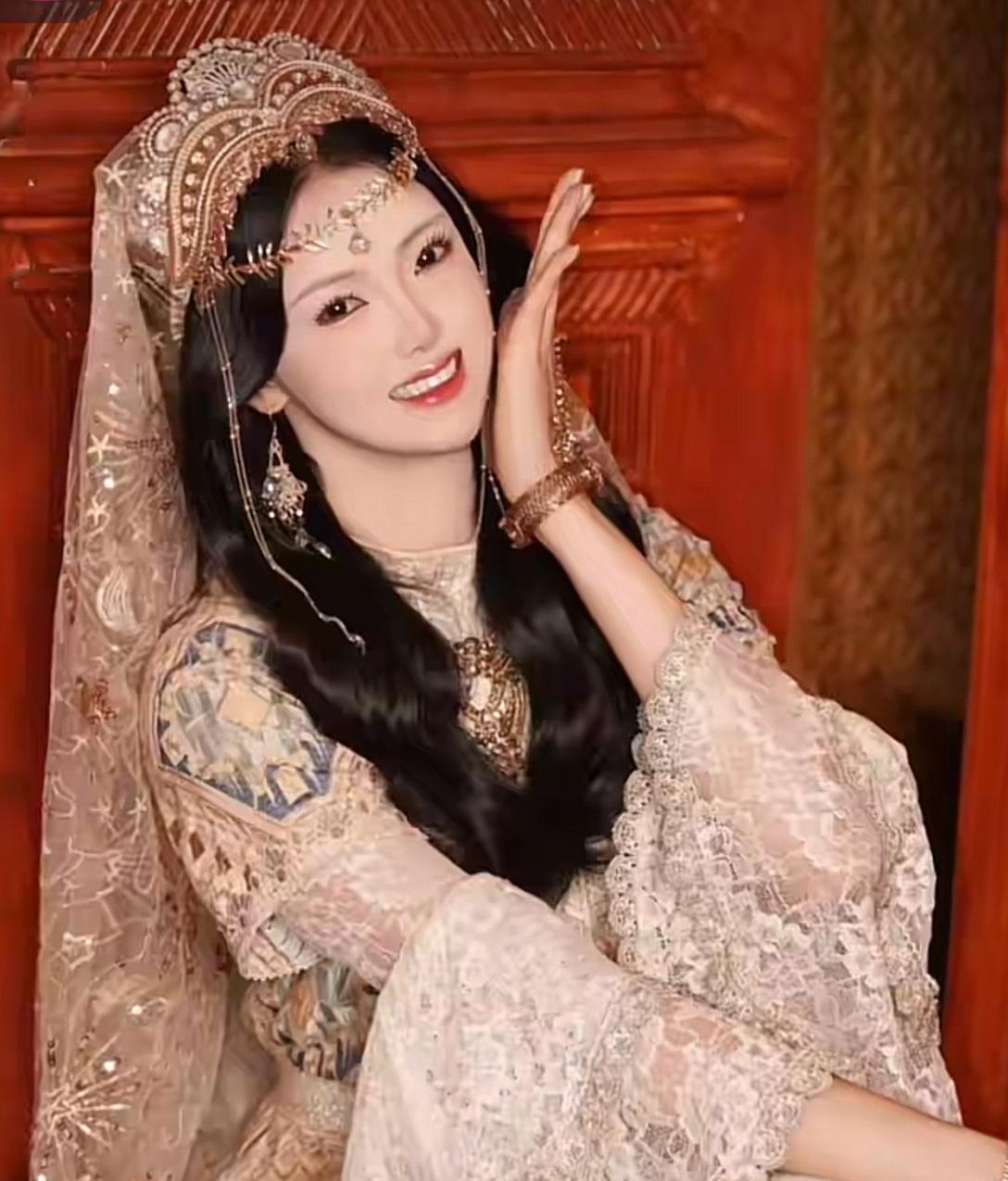张常宁身着民族风服装变身西域公主，说是把最好的祝福献给祖国。9月30日，张常宁