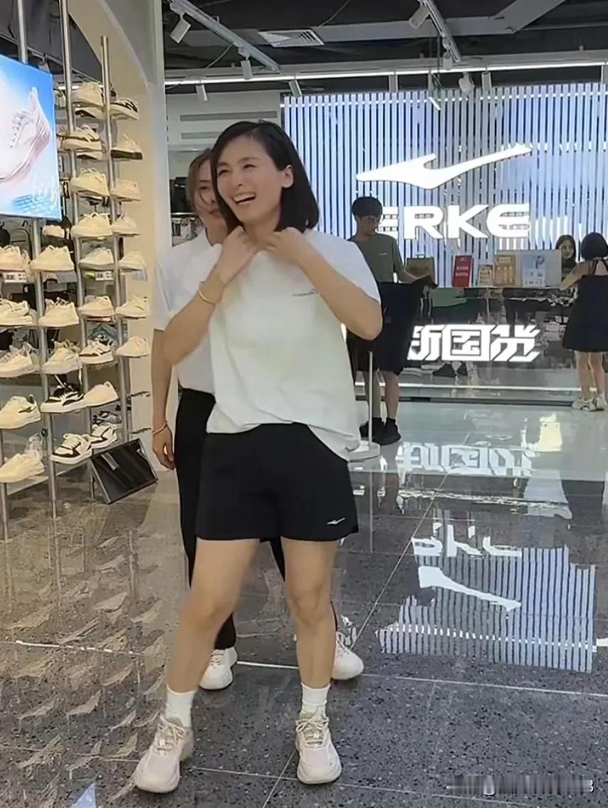 昨天槿汐三姐妹直播带货，也是第一次直播带货。直播带货在线人数一直在3万人。开始的