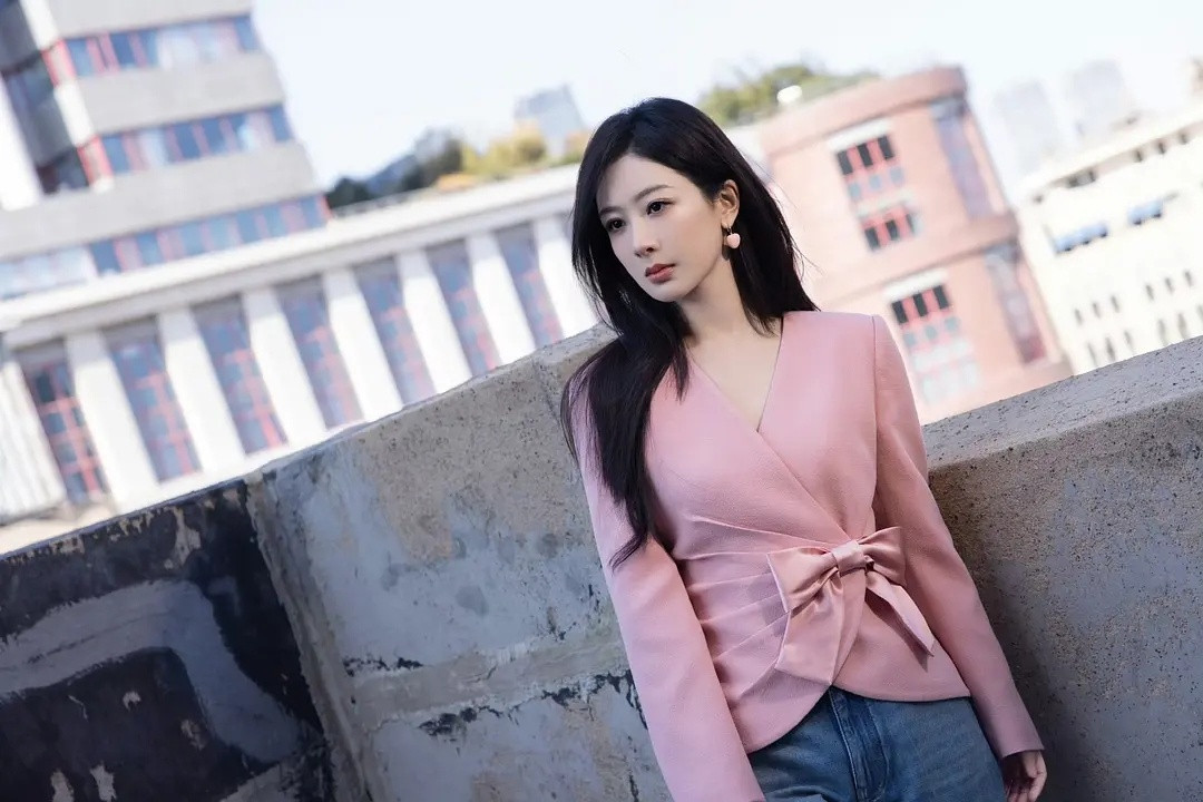 有人说，杨紫穿搭土到极致了。。像很久之前的衣服