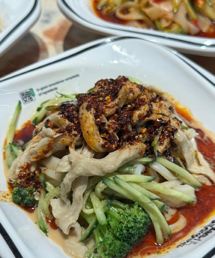 魏家凉皮还可以秦镇米皮一般刚刚烤肉一般双椒鸡捞面好吃biangbiang