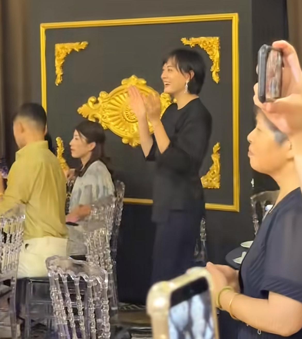 孙俪跳嗨了！化身小粉丝为女儿小花加油，一身黑衣着实迷人，而且小动作透着调皮，这