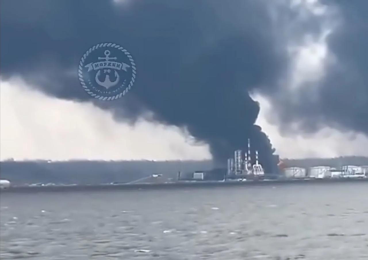 俄罗斯列宁格勒州的乌斯季-卢加港在遭到乌克兰无人机攻击两天后仍在燃烧。西方就是