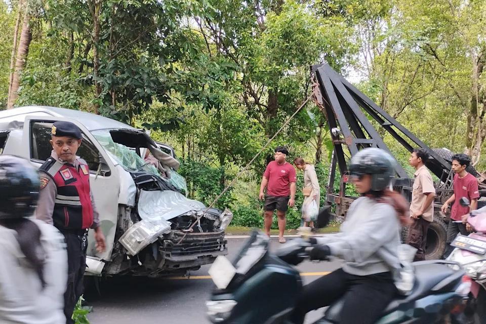 【载有中国游客的小巴在巴厘岛发生车祸，造成5名乘客死亡】[巴厘岛很多山间小路，崎