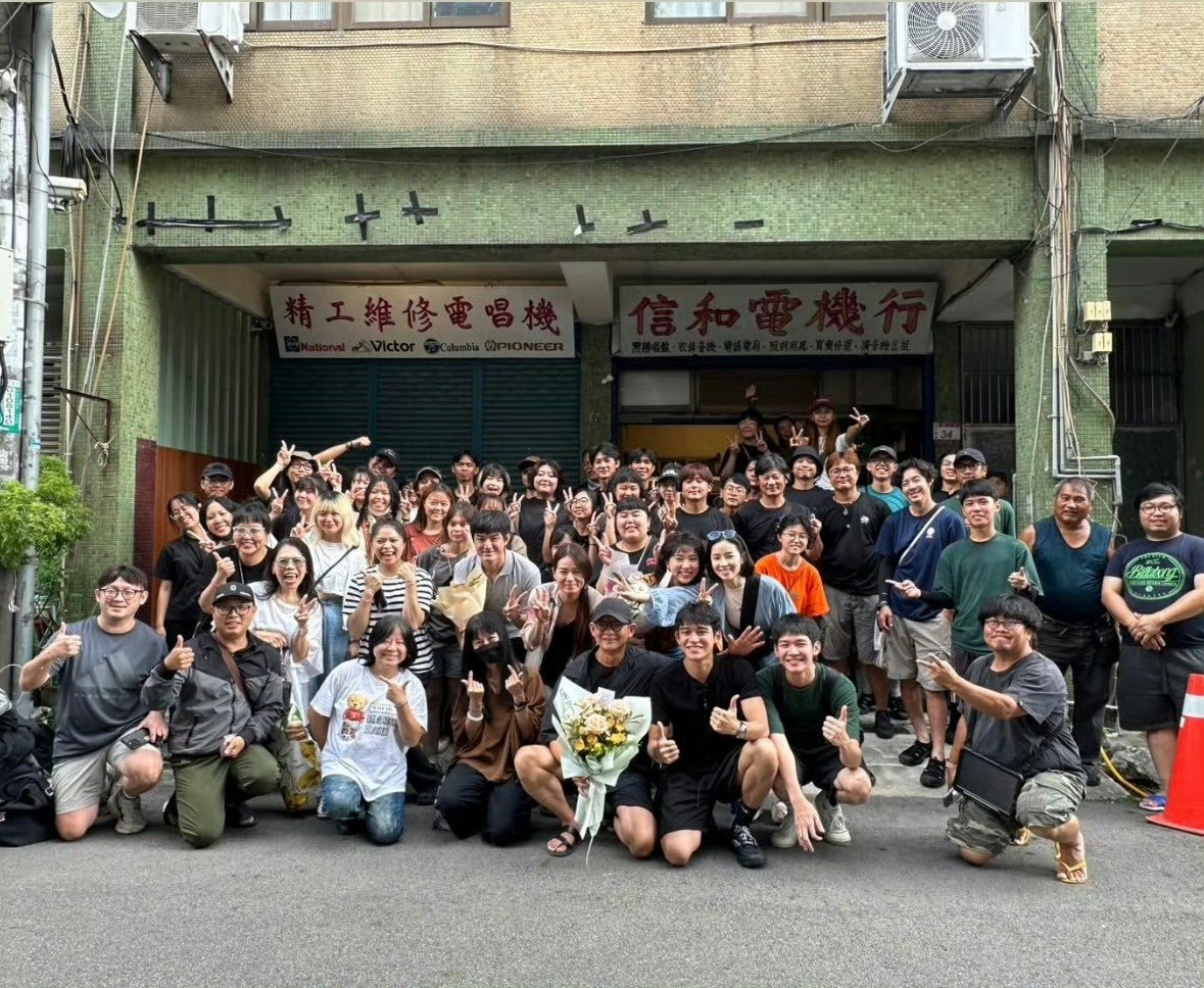 黄旭熙新剧杀青照👀​​​