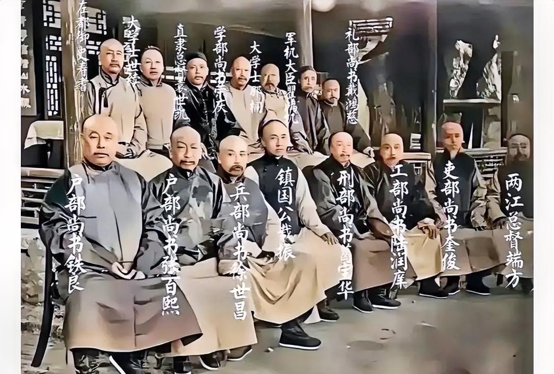 这才是晚清时期清朝官员的真实貌相，这可不是电视剧里的演员，也不是演戏，而是他们当